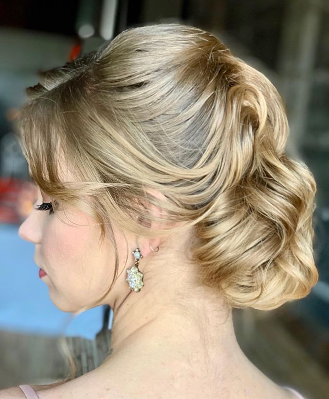 Obsessed with this take on a Hollywood wave incorporated into an updo. To get this style, Heather set the hair into a classic Hollywood wave pattern using hair pins, @kenraprofessional Volume Dry Volume Bust #3, and @redken Wax Blast 10 to hold the shape. A spritz of Kenra #25 and Shine spray finished the look!
⠀⠀
Hair by Heather for #lyndsaysimonbeauty
Model: @bmilyeradley @maggieagency .
.
.
.
.
.
.
#weddingmakeup #weddinghair #boston #thebostonbride #bostonmakeupartist #isaidyes #shesaidyes #wereengaged #engaged #bostonhairstylist #bostonweddings #bostonmua #weddinginspo #bridesmaidmakeup #bridesmaidhair #theknot #naturalmakeup #destinationwedding #bostonbride #updo #weddingchicks #bridalupdo #hairtutorials