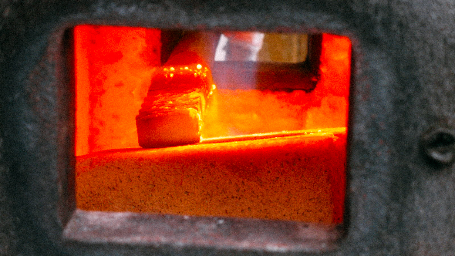  Heating a Damascus bar to 2100° for forging. 