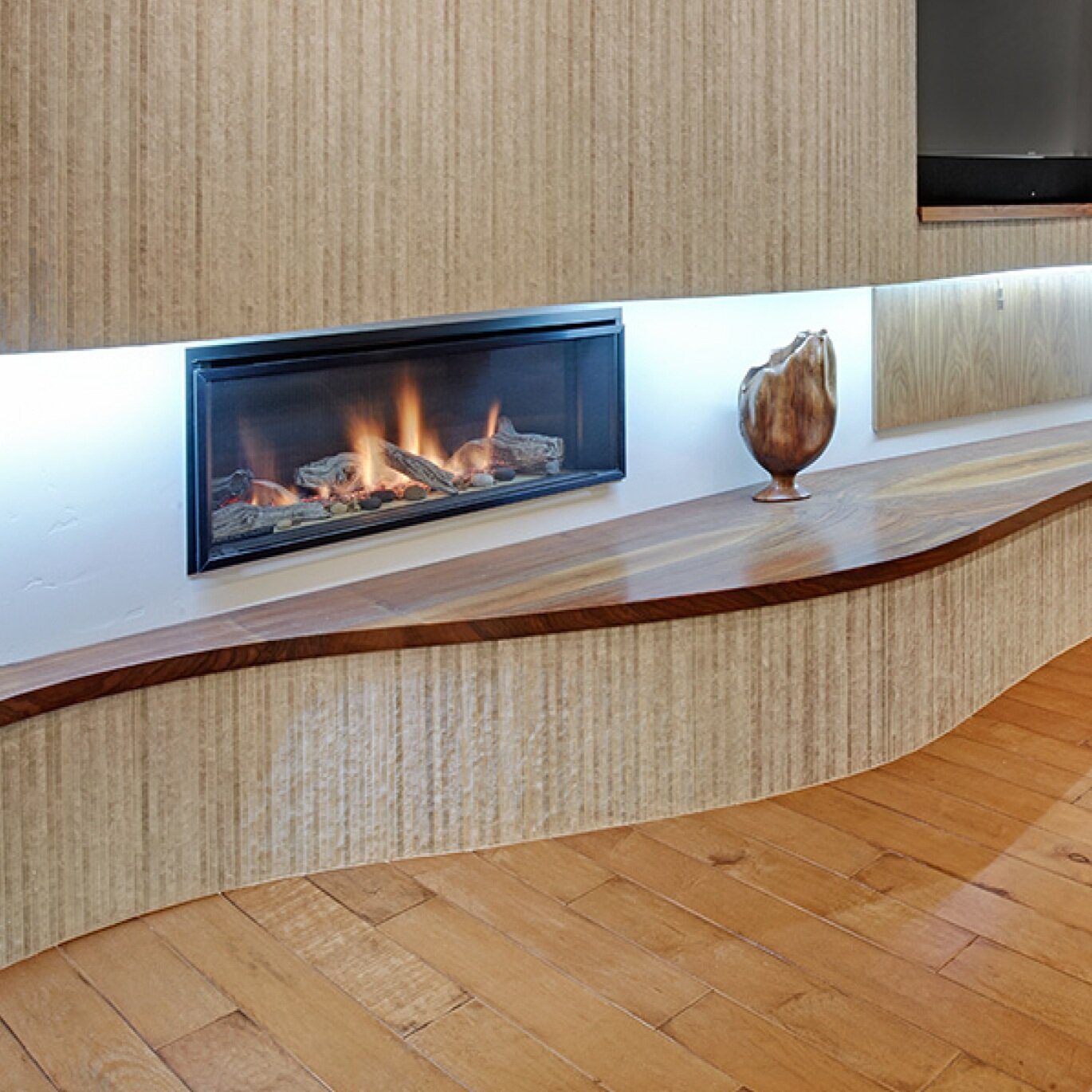 los molinos curvaceous fireplace