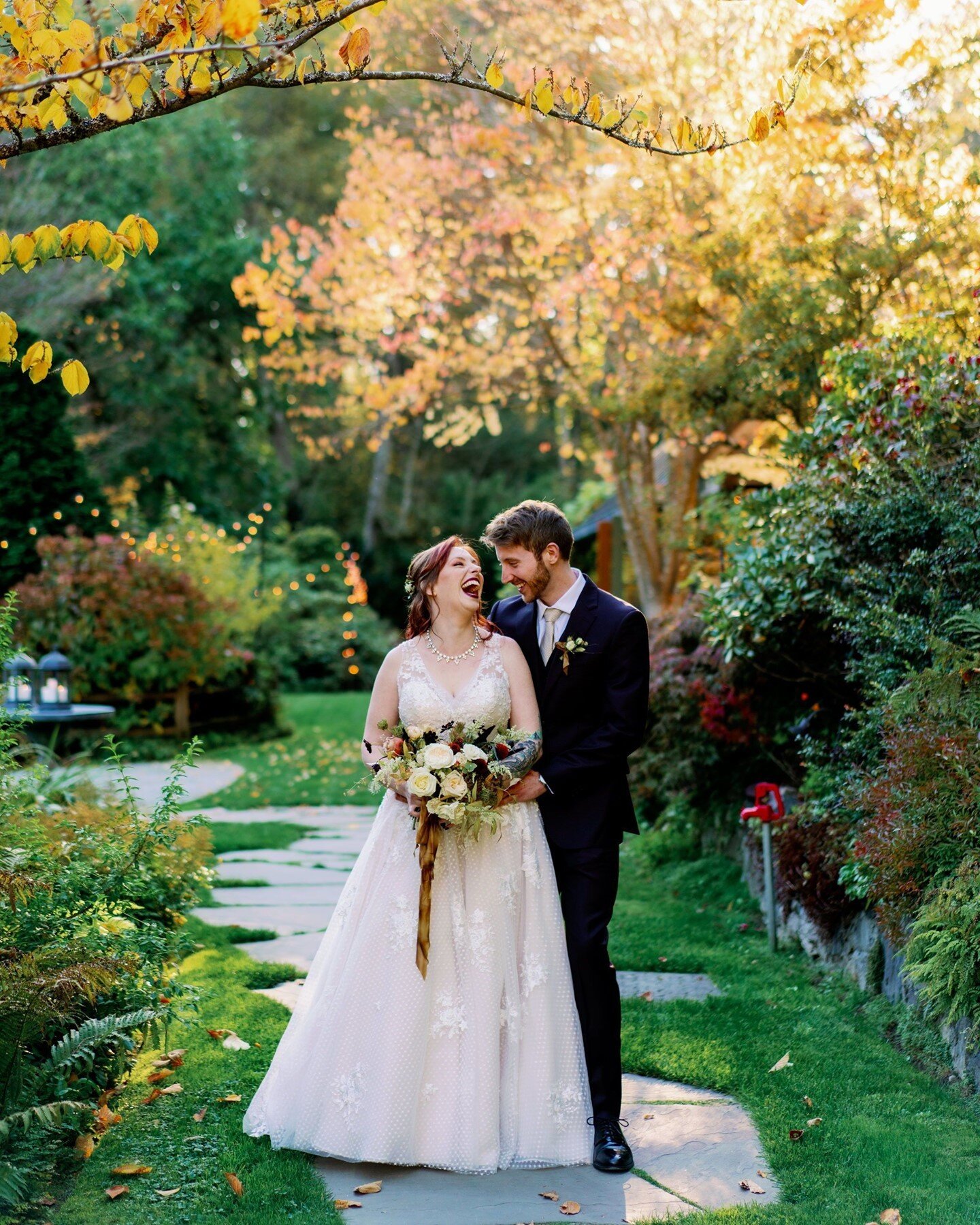 Love and laughter in the autumn time. My favorite time of all. Real couple, real micro-wedding at @bellalunafarms⁣
.⁣
.⁣
.⁣
.⁣
.⁣
#elevatedelopements #eloping #elopements #seattleelopements #elopementphotography #smallweddings #tinyweddings #microwed