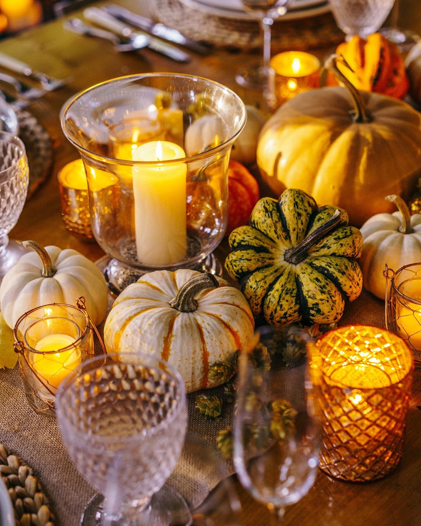 Almost good enough to eat, except we also just wanna stare at this a bit more. Styled by and at @bellalunafarms⁣
.⁣
.⁣
.⁣
.⁣
.⁣
#tablescapes #weddingstyle #autumnweddings #fallweddings #weddingdecor #weddingtables ⁣#weddingdecoration #weddingideas #f