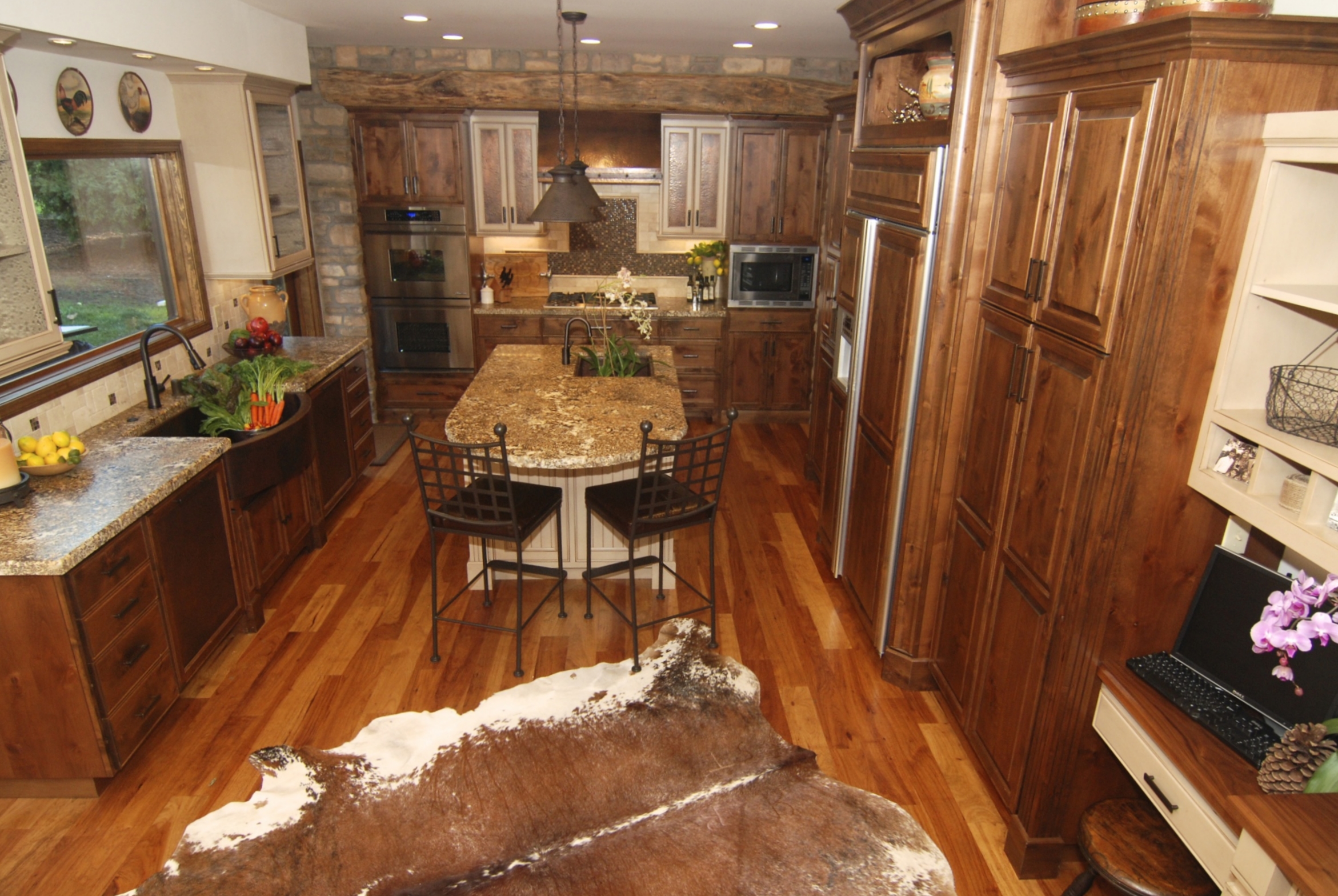 montana style kitchen with island