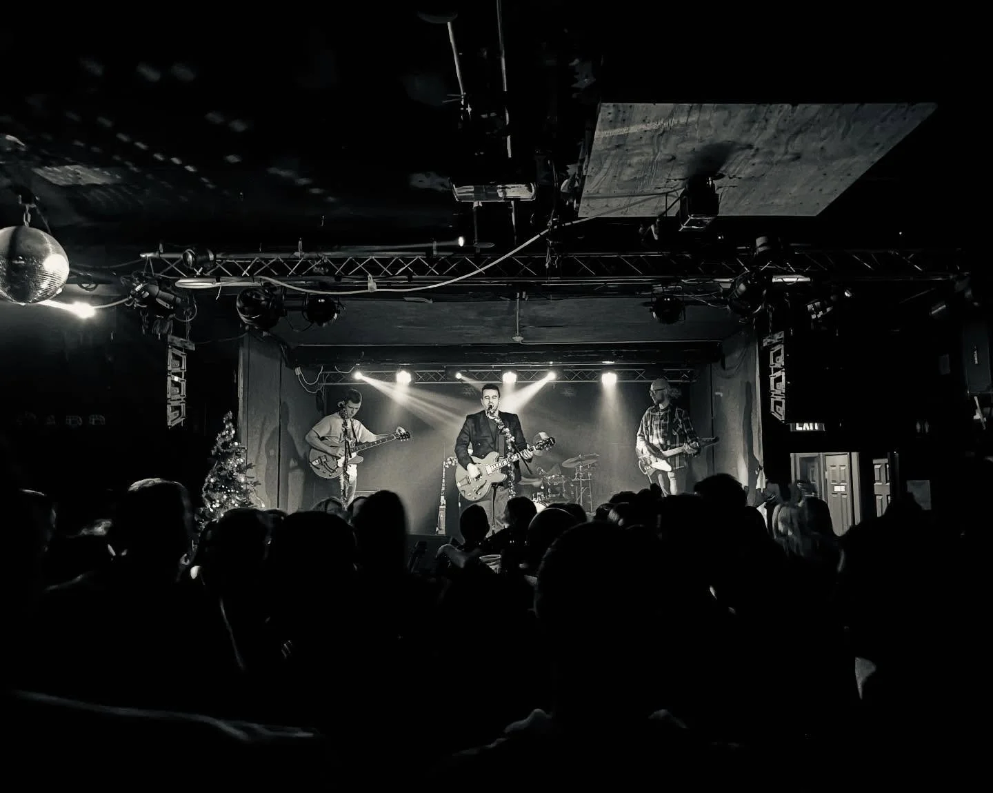 Absolute SCENES last night at the Garrison. You all packed the place, danced and sang the night away with us. Love to each and every one of you! ❤️❤️❤️❤️❤️ more photos to come :) 🎄🎅🏻🎄