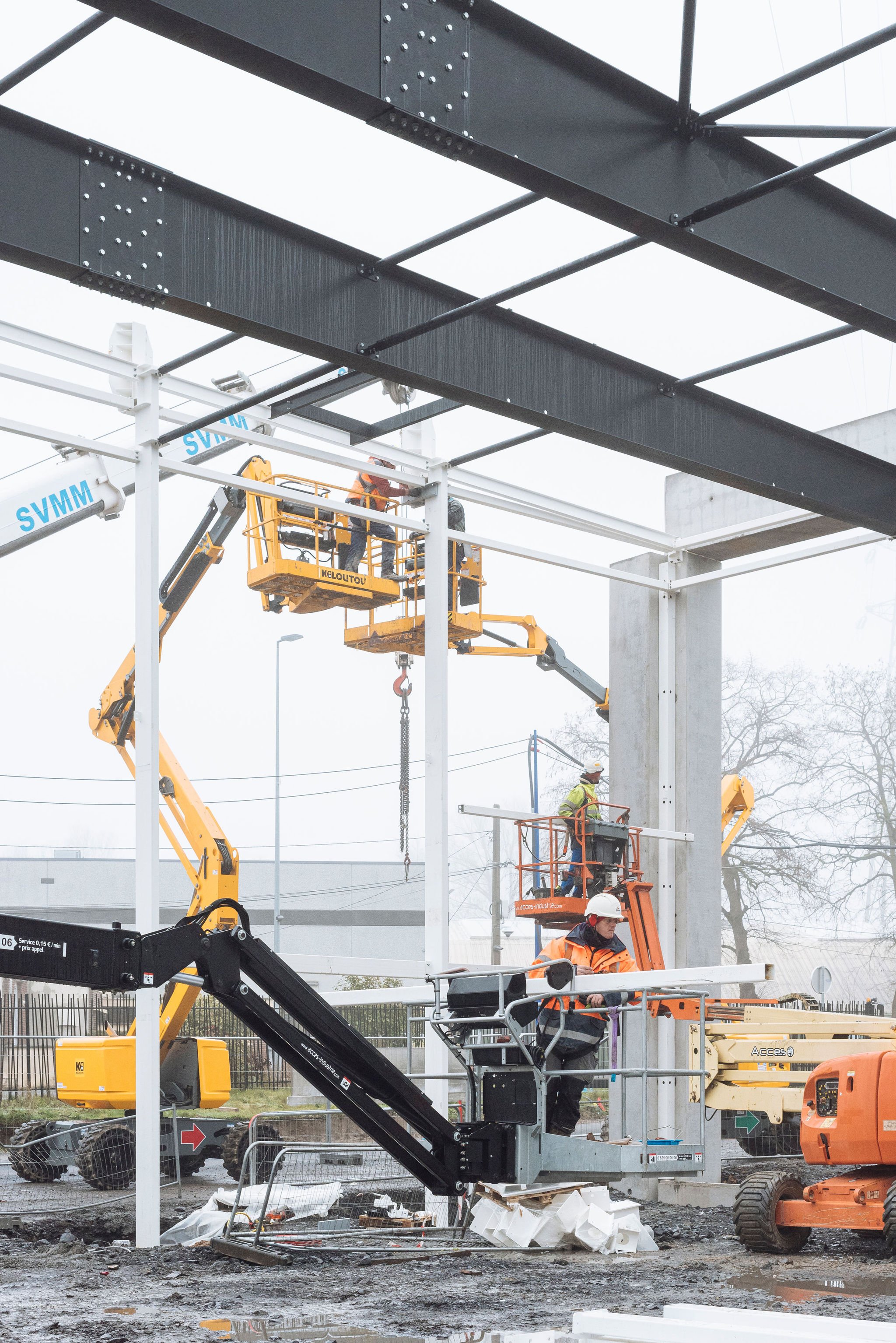 Photographie de chantier, engins élévateurs avec ouvriers sur le chantier d'un Dojo à Wasquehal dans les Hauts de France
