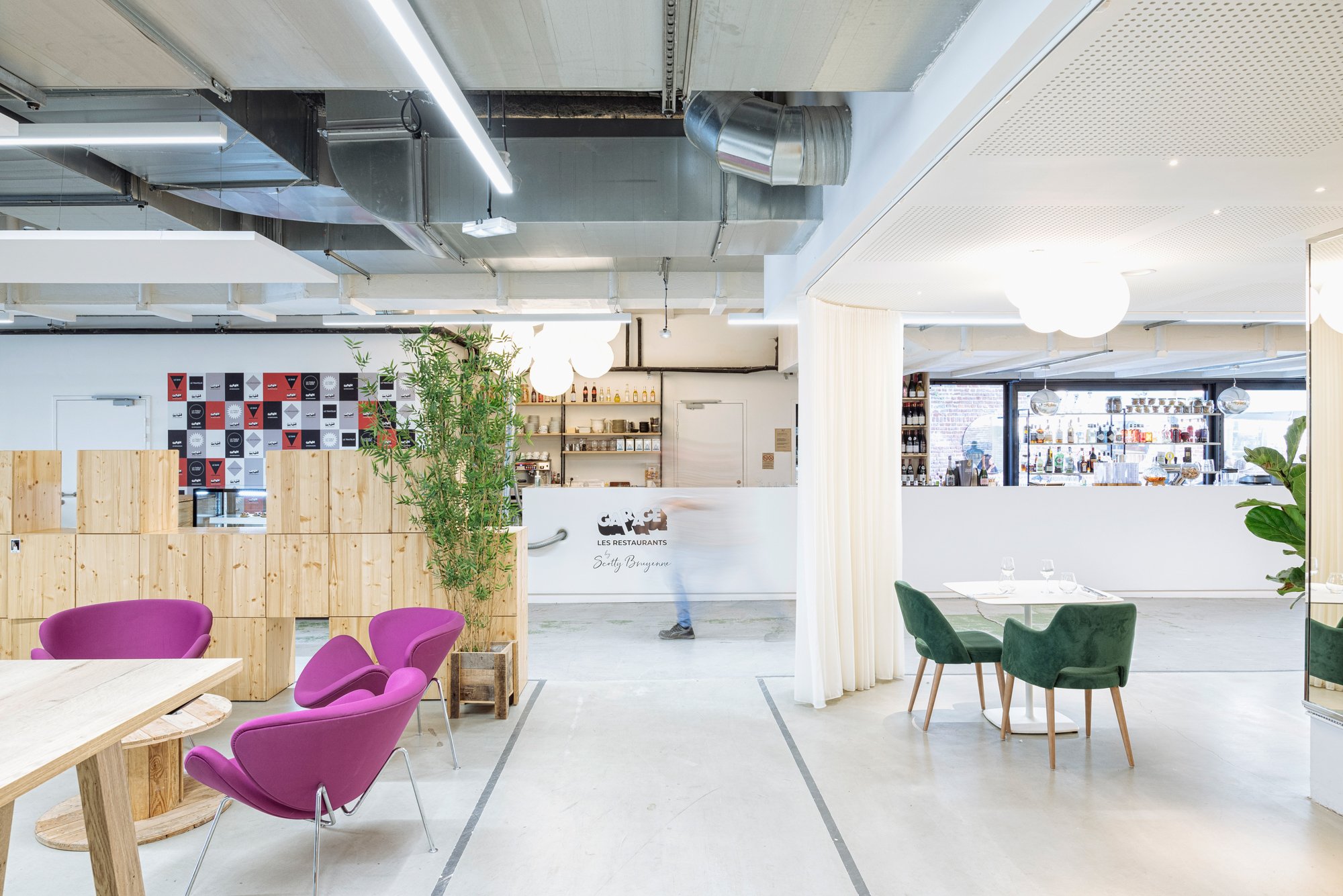 Photographie d'architecture, personne floue marchant dans l'espace restaurant de Garage à Lille, dans le Nord, Hauts de France.