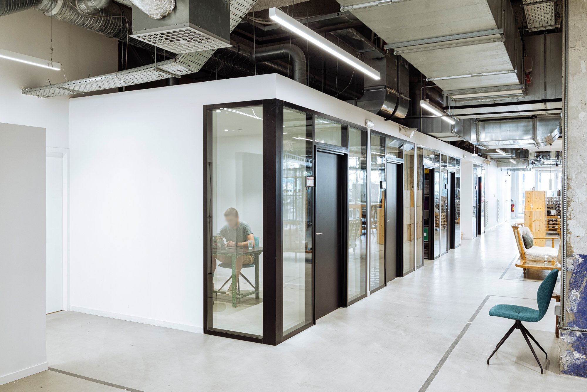 Photographie d'architecture, travailleur dans un bureau fermé du Garage à Lille, Nord, Hauts de France