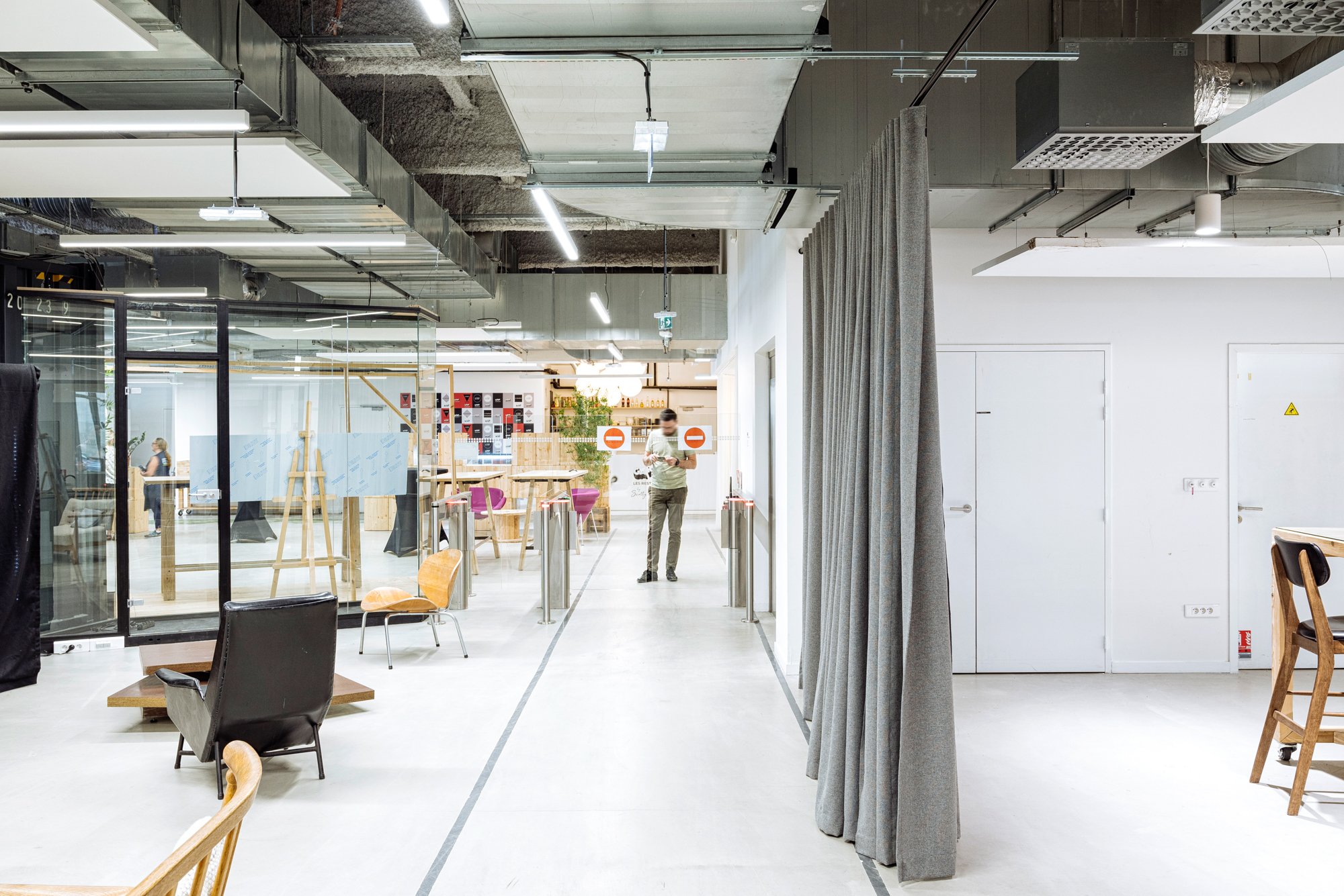 Photographie d'architecture, personne sur téléphone dans un espace de coworking du Garage à Lille, Nord, Hauts de France