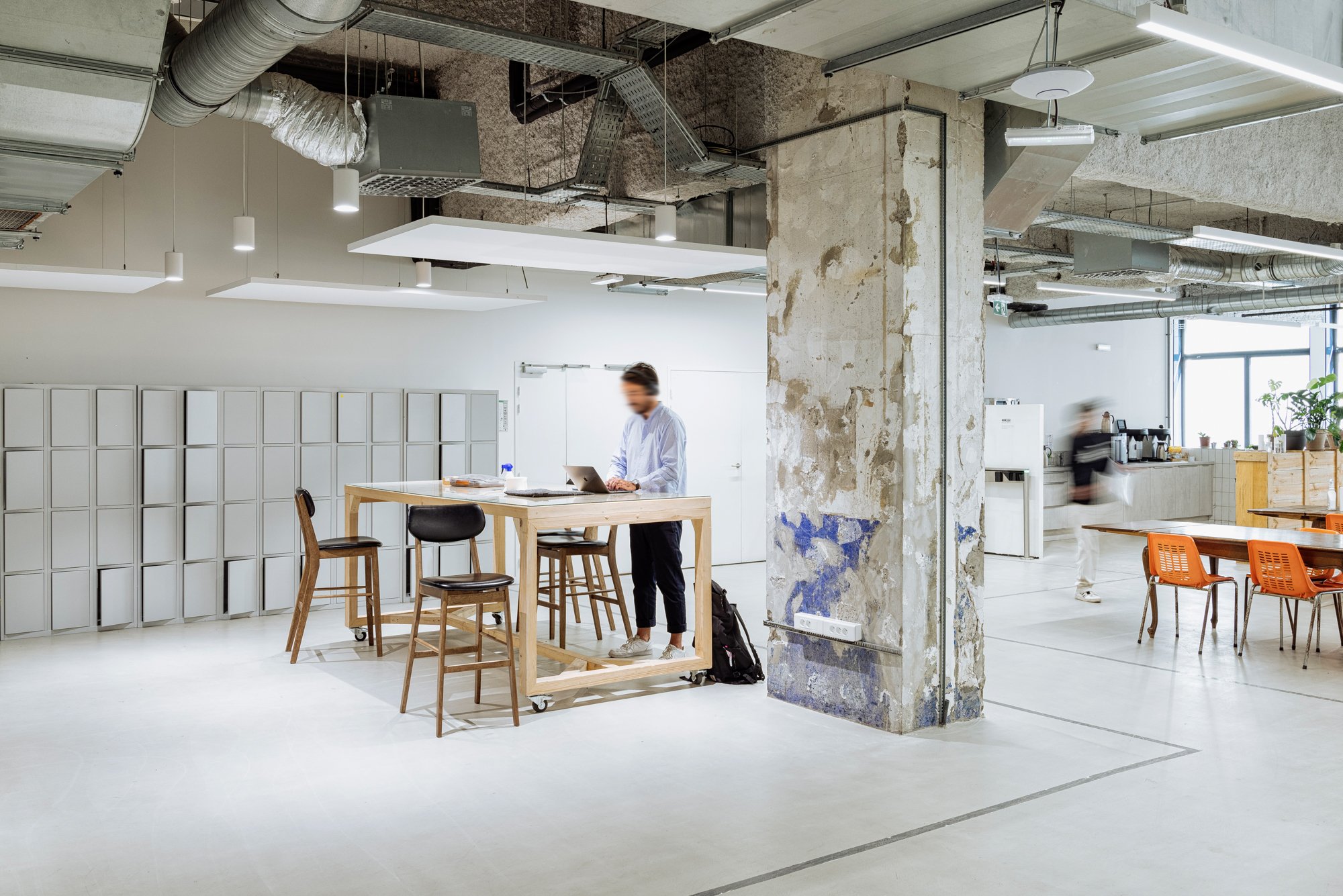 Photographie d'architecture, personne travaillant debout à un bureau de l'espace du coworking du Garage à Lille, Nord, Hauts de France