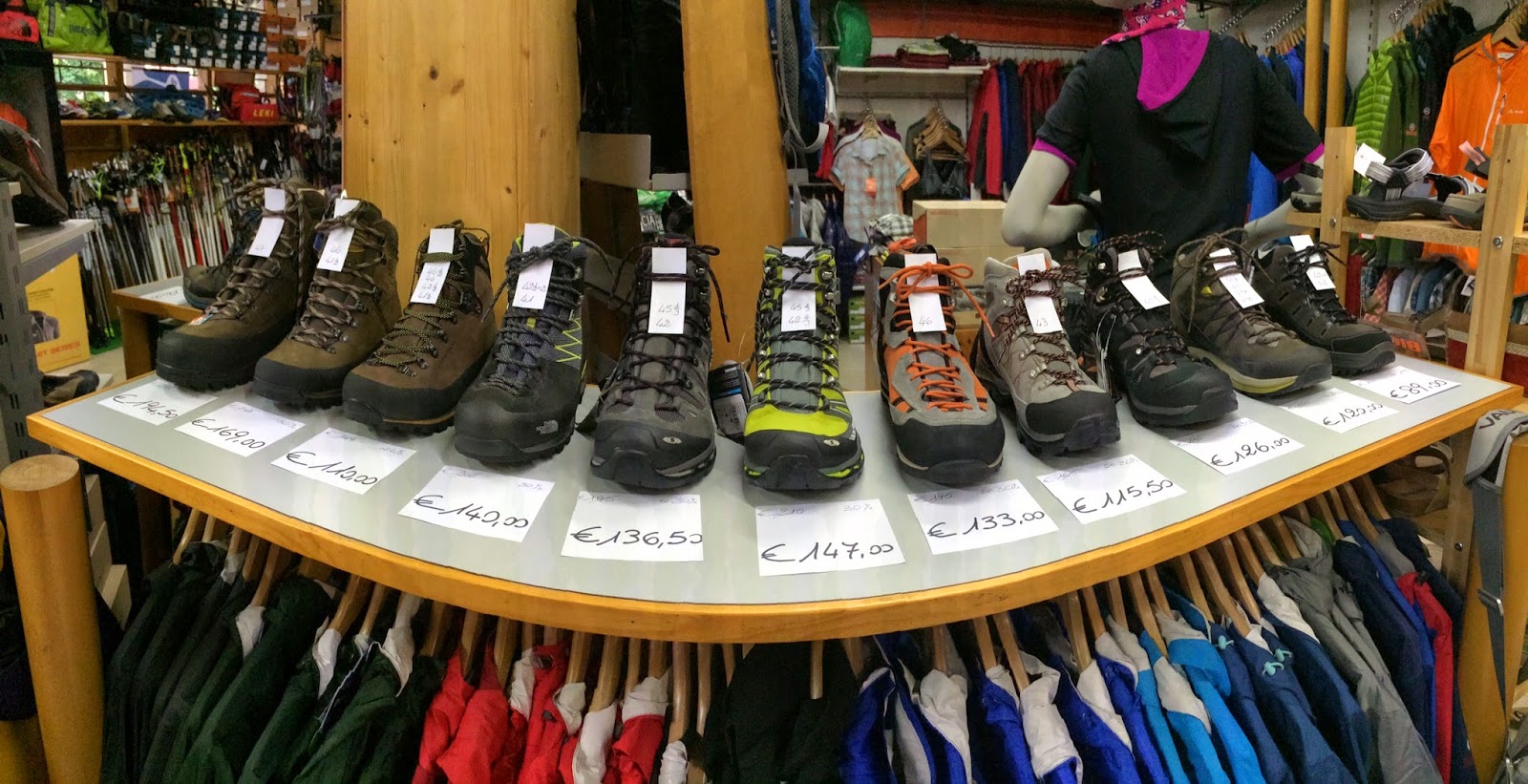 OFFERTA SCARPE DA MONTAGNA:BASSE, PEDULE E SCARPONI CON SCONTI DEL 30%. —  ZABLE Sport - TUTTO PER LA MONTAGNA - Abbigliamento e articoli tecnici per  montagna, nordic walking padova.