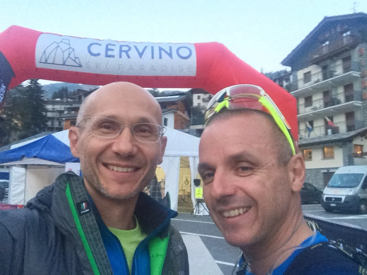 Dopo una giornata in Valle d'Ayas partiamo per il rifugio Magia. Luca e Remigio Brunelli General Manager Tecnica Group China.