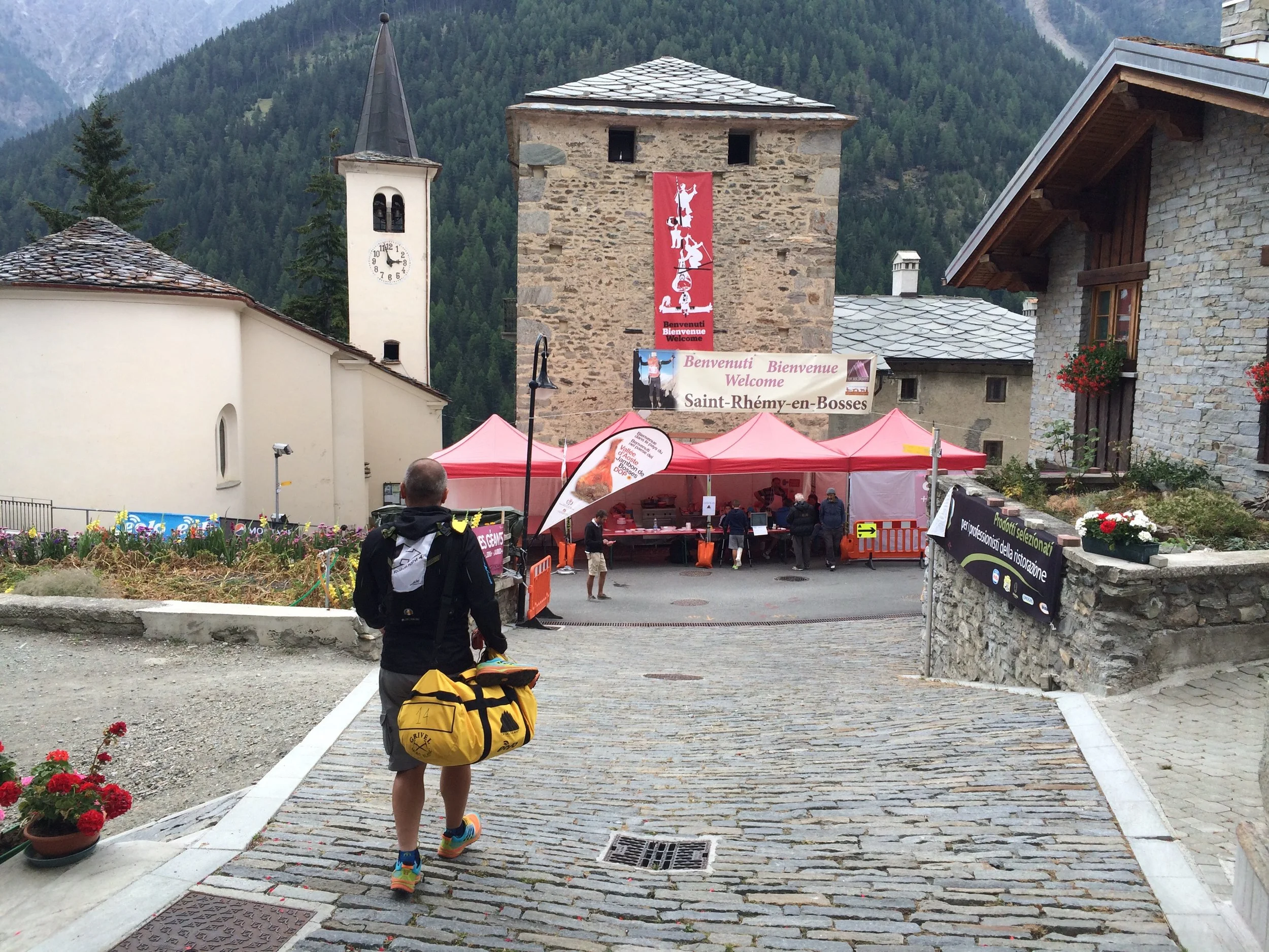 Arrivo a Saint Rhemy en Bosse, caratteristico paesetto valdostano.