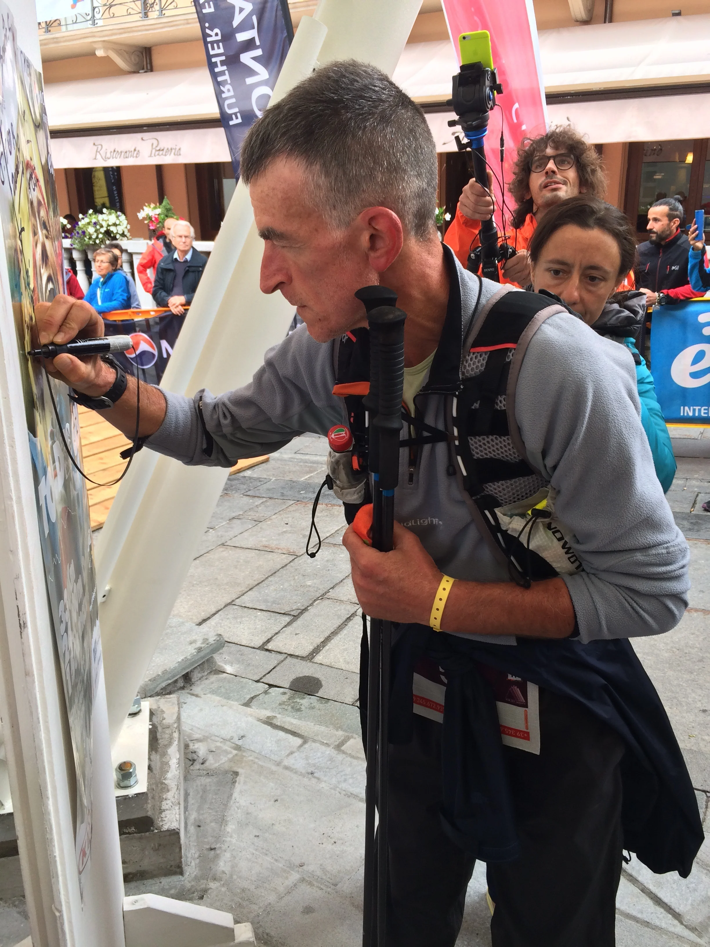 Paolo posta il suo autografo sul manifesto del Tor des Geants 2016. Domenica 18 settembre 2016 grande festa a Courmayer con la premiazione dei vincitori. I numeri del TOR: 330 km - 24000 m D+, 150 ore per concludere la gara, 2000 volontari, 34 comuni, 70 paesi stranieri presenti, 2500 pre iscritti, 770 atleti accettati, più di 300 ritiri, oltre un milione e 300 mila persone hanno seguito su facebook.