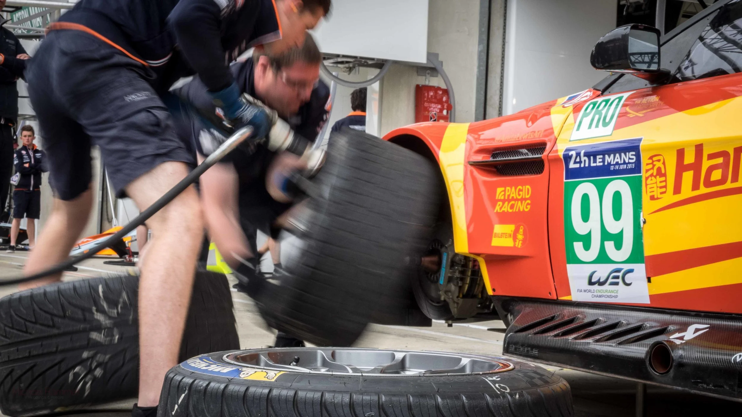 Aston_Martin_Tyre_Change_LeMans_2015_1.jpg