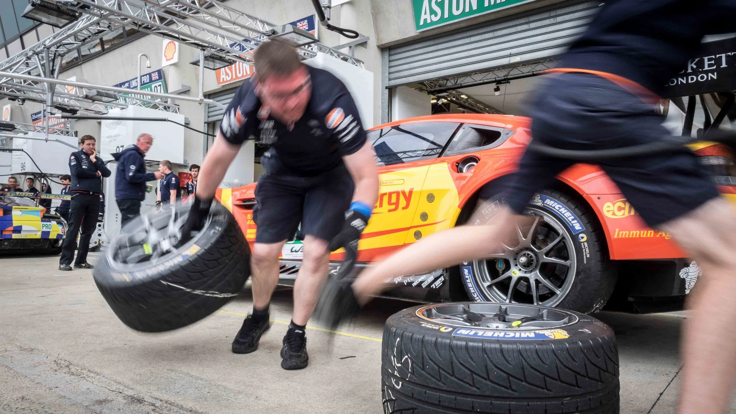 Aston_Martin_Tryre_change_LeMans_2015_2