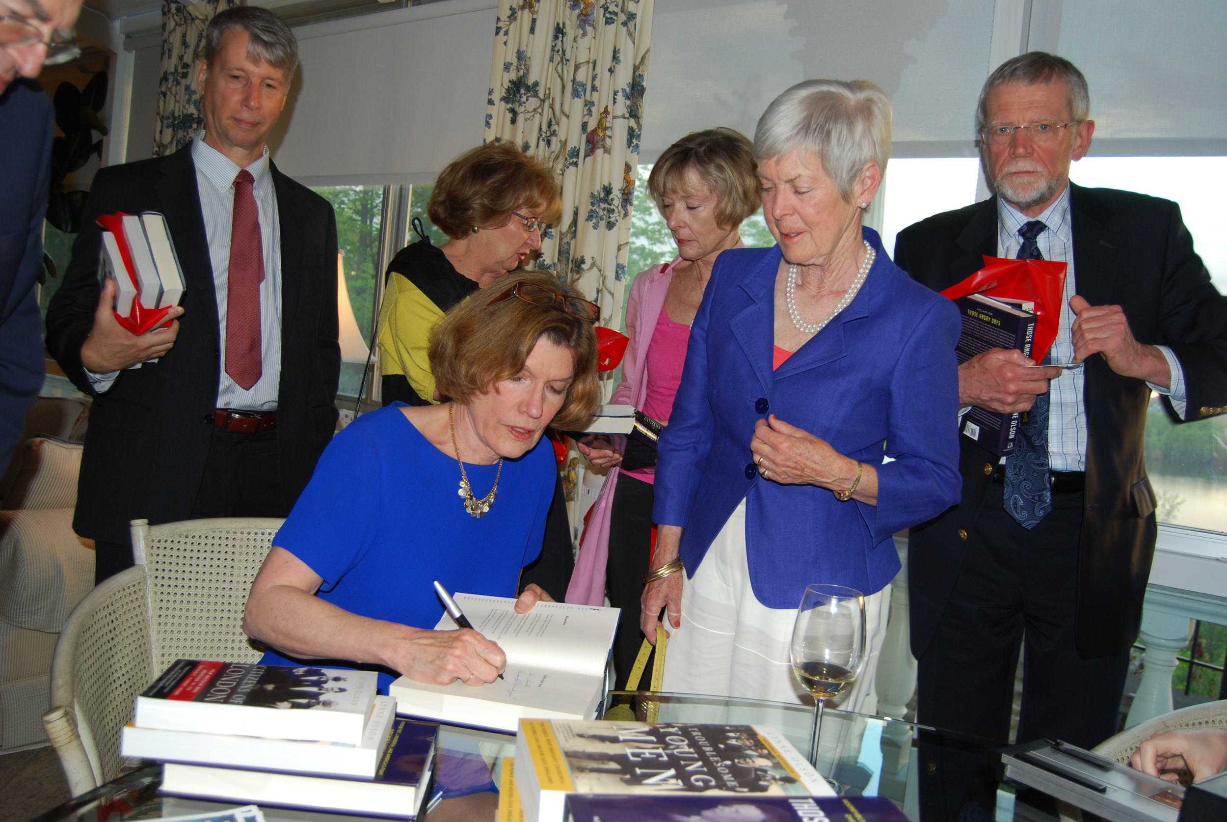 Lynne Olson signing books for Sarah Jennings and SWCSO members LGen (ret'd) Andrew Leslie, Ellen Wright, Charlotte Gray and Colin Smith