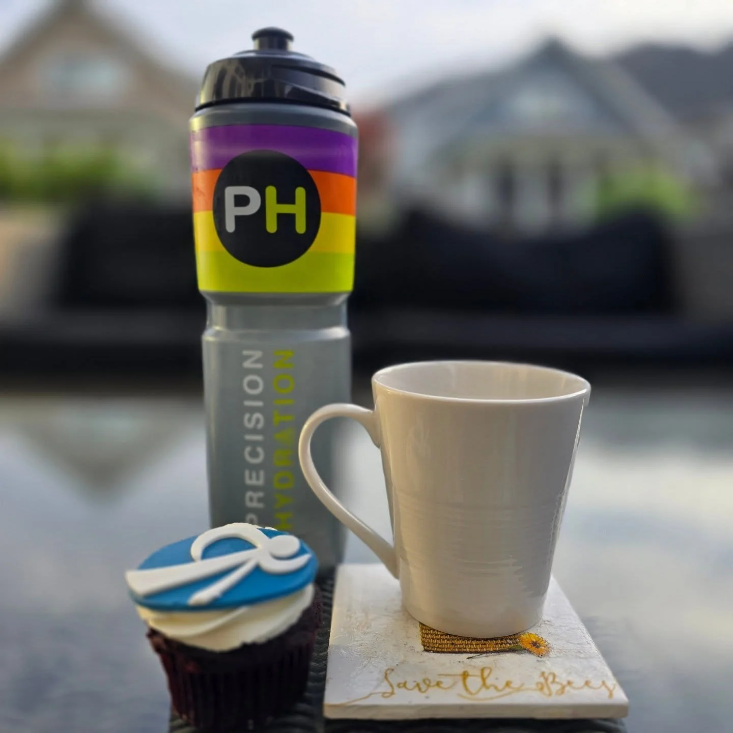 Tri Camp breakfast of champions. Thanks @precisionfandh for supporting our team again. And thanks to @jenn_t_44 for the custom cupcakes. We're ready to play triathlon for a few days in the sunshine 🌞 

#bee3tricamp #fuelyourbody #triathlon #travelwi