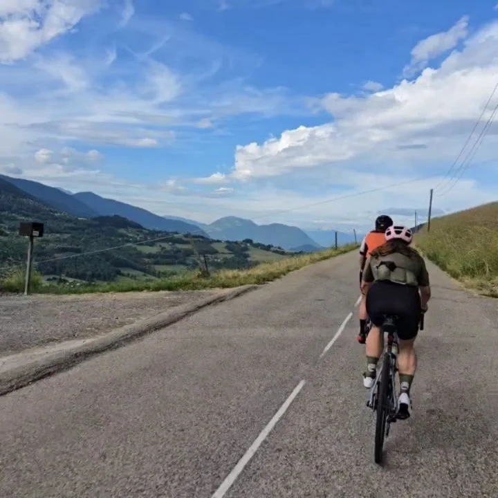 We beat the rain today and were rewarded to spectacular views on the Balcon de Belledonne. Post ride coffee and GF crepe was outstanding.

#cyclinglife #makingmemories #getonyourbike #trainwithfriends