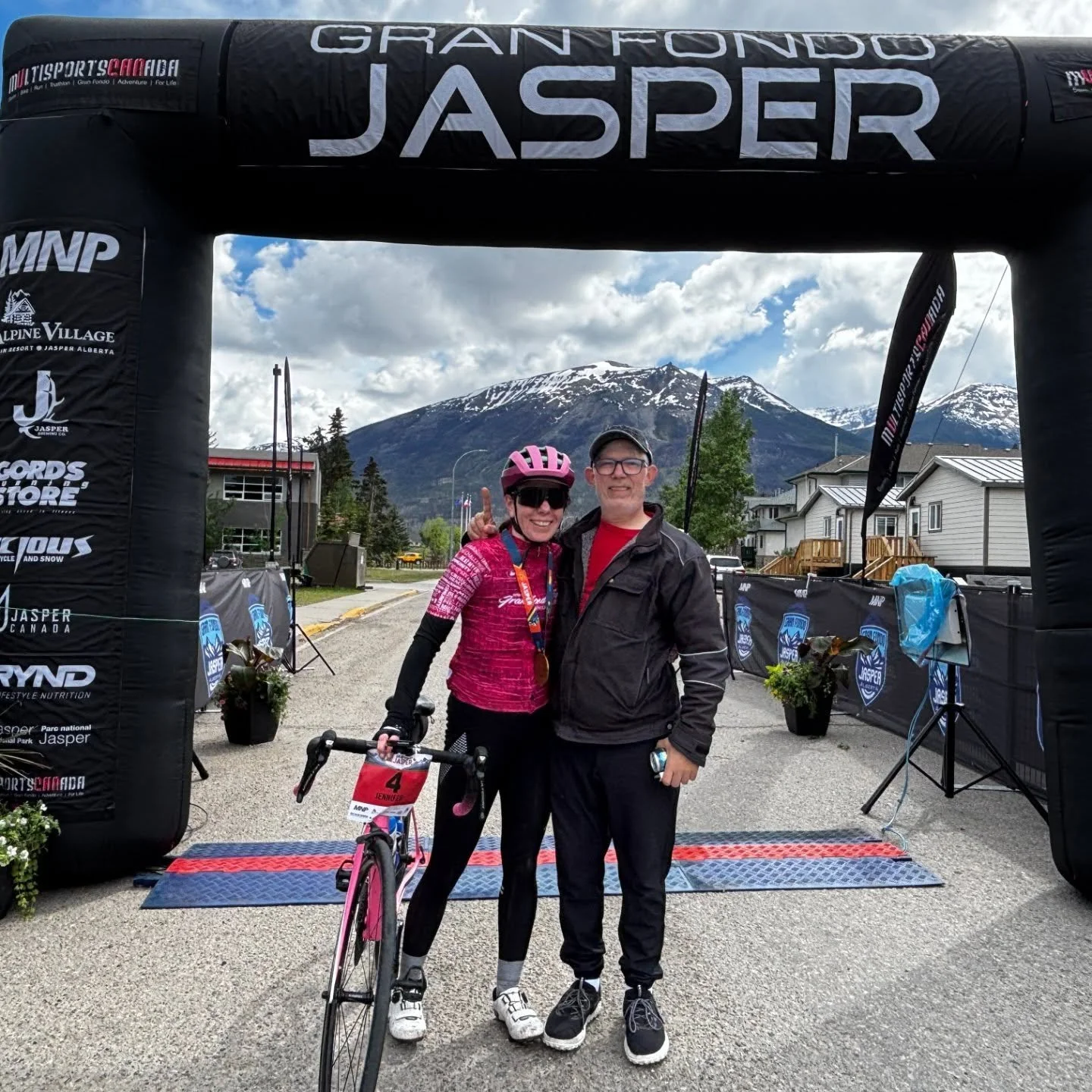 So incredibly proud of @jenn_t_44 for her outstanding performance at the Gran Fondo Jasper 🔥👏 She set her mind to this a year ago, put in the work and crushed the day.

#goteambee3 #racingishard #cyclinglife #makeithappen #endurancesports
