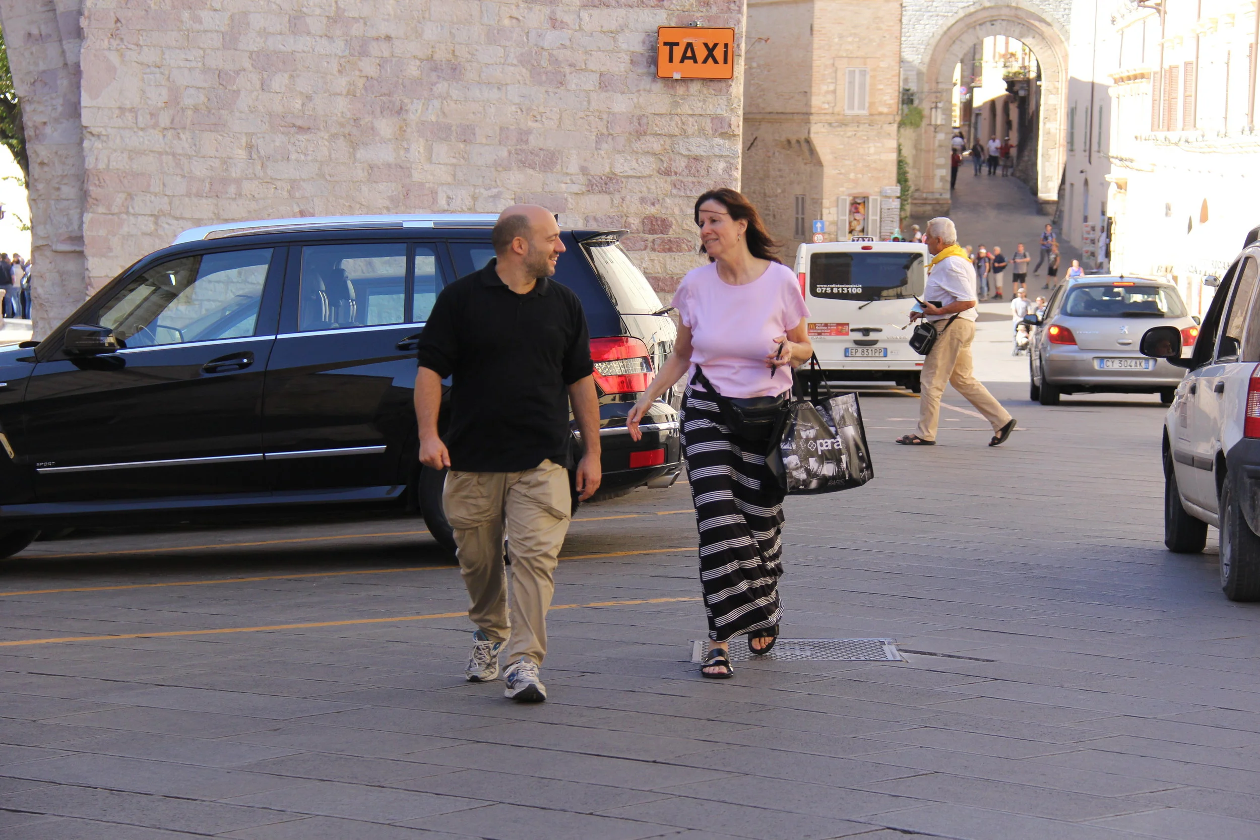 Amedeo y Liliam paseando por Assisi