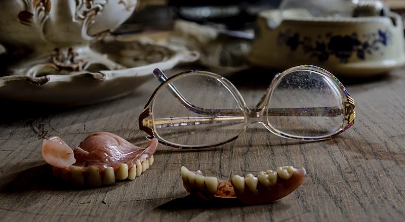 Dental-Implants-vs-Dentures.jpg