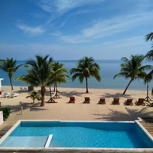 Hello beautiful Placencia! The #sea is like glass and the #beach is #barefoot perfect!
.
.
.
#placencia #belize #theellysian #beachvilla #luxury #pool #palmtrees #beachfront #chill #beach #Sabrewingtravel #sunbathing #barefootluxury #swim #vacation #