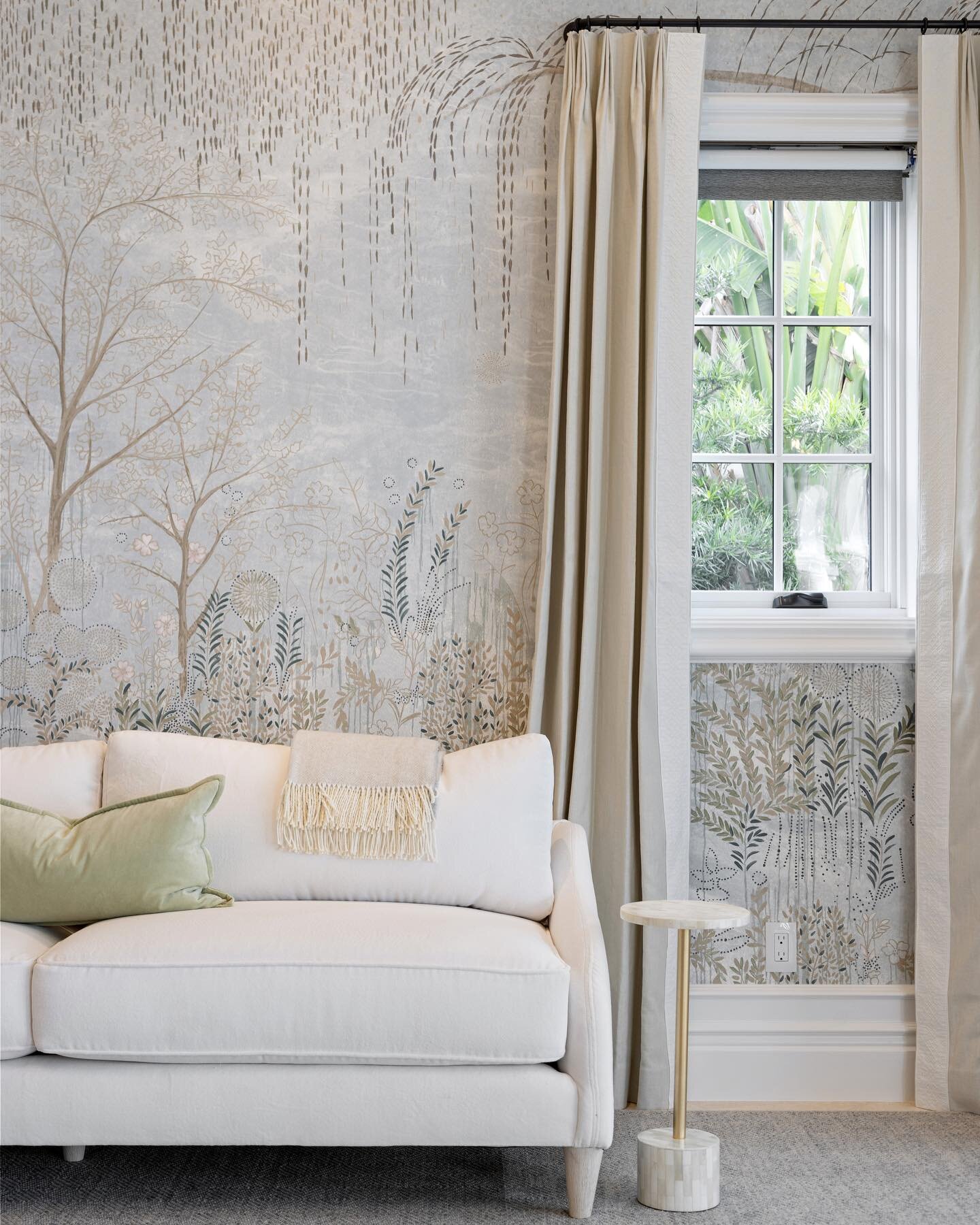 soothing and serene 🕊️
.
.
.
.
.
#timelessdesign #readingnook #customsofa #wallpaper #wallpapereverything #homedecor 
#baltimoreinteriordesign #sarasotainteriordesign #interiordesigner #sarasota #floridainteriordesigner #jpstyles