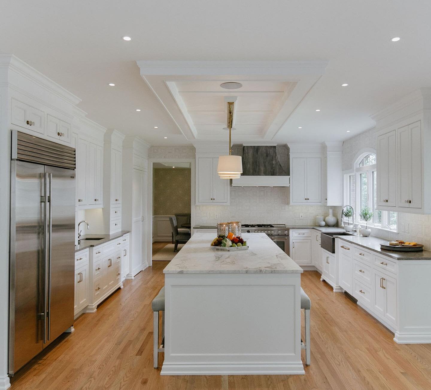 The heart of the home. 🩶 
. 
.
.
. 
.
. 
.
#interiordesign #baltimoreinteriordesign #sarasotainteriordesign #interiordesigner #sarasota #floridainteriordesigner #designinspo #customcabinetry #customkitchen #kitchendesign #whitekitchen