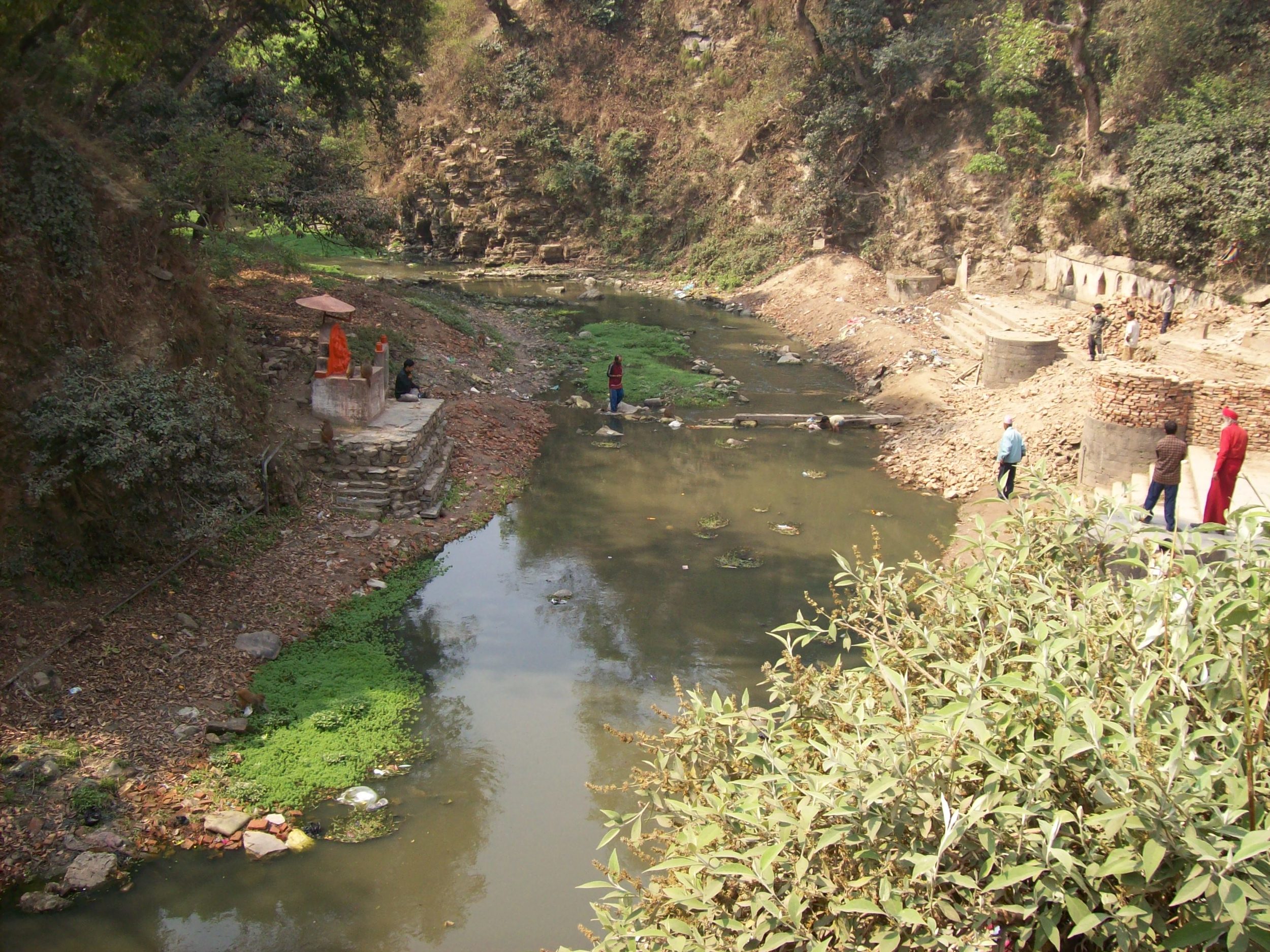  La rivière Bagmati &nbsp;est l'endroit de prédilection pour la crémation des défunts hindouistes 