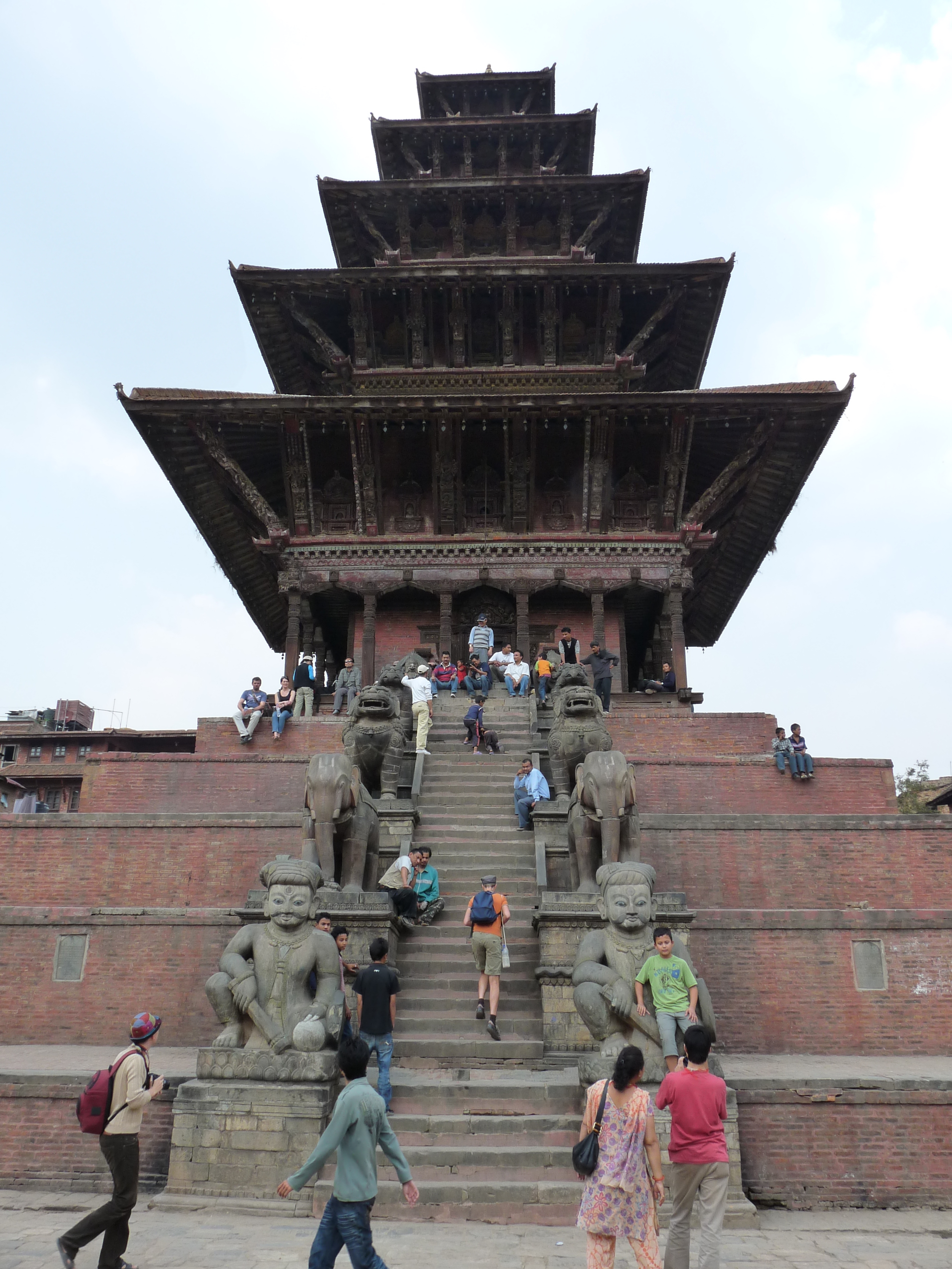  Le temple aux cinq toits superposés emblématique de la ville de Bhaktapur 