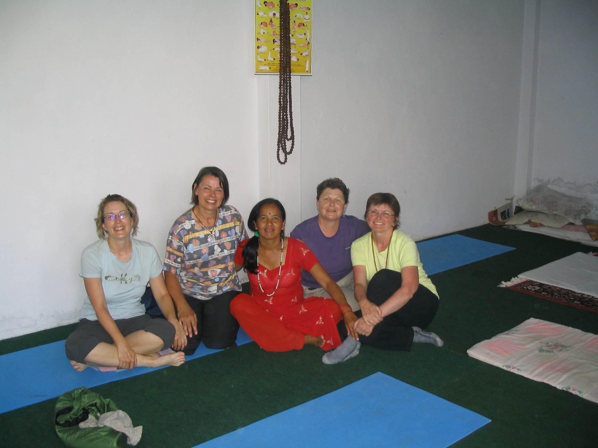  Cours de yoga dans une école à Pokhara &nbsp; 