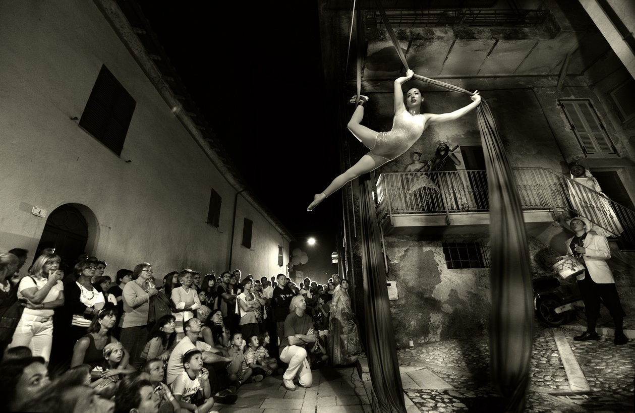 Naomi entertaining crowds in Piediluco, Italy
