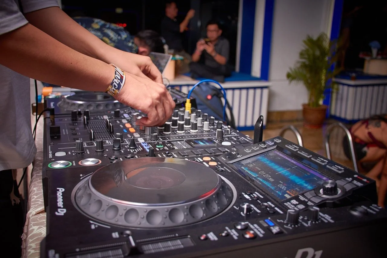 Our tips on how to hire a great wedding DJ
