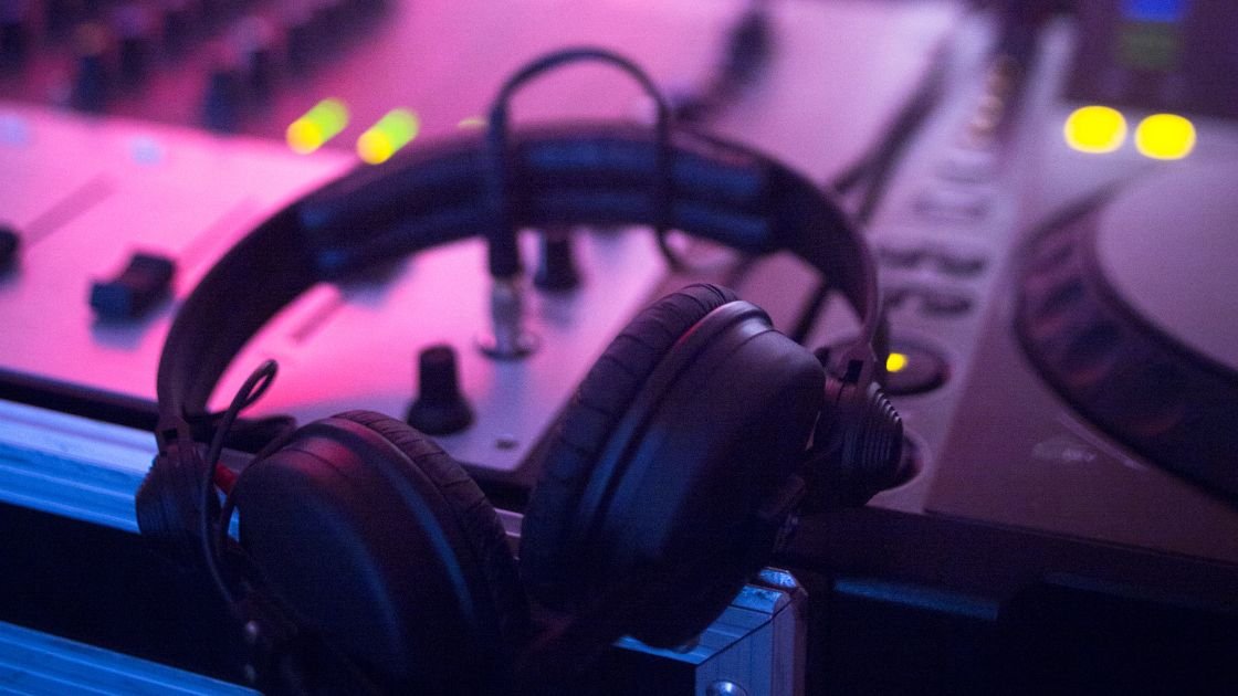 Top Tips for Choosing the Right Wedding DJ