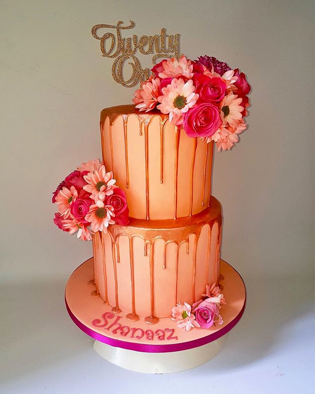 #21stbirthdaycake #specialoccasioncake#dripcake#freshflowercake