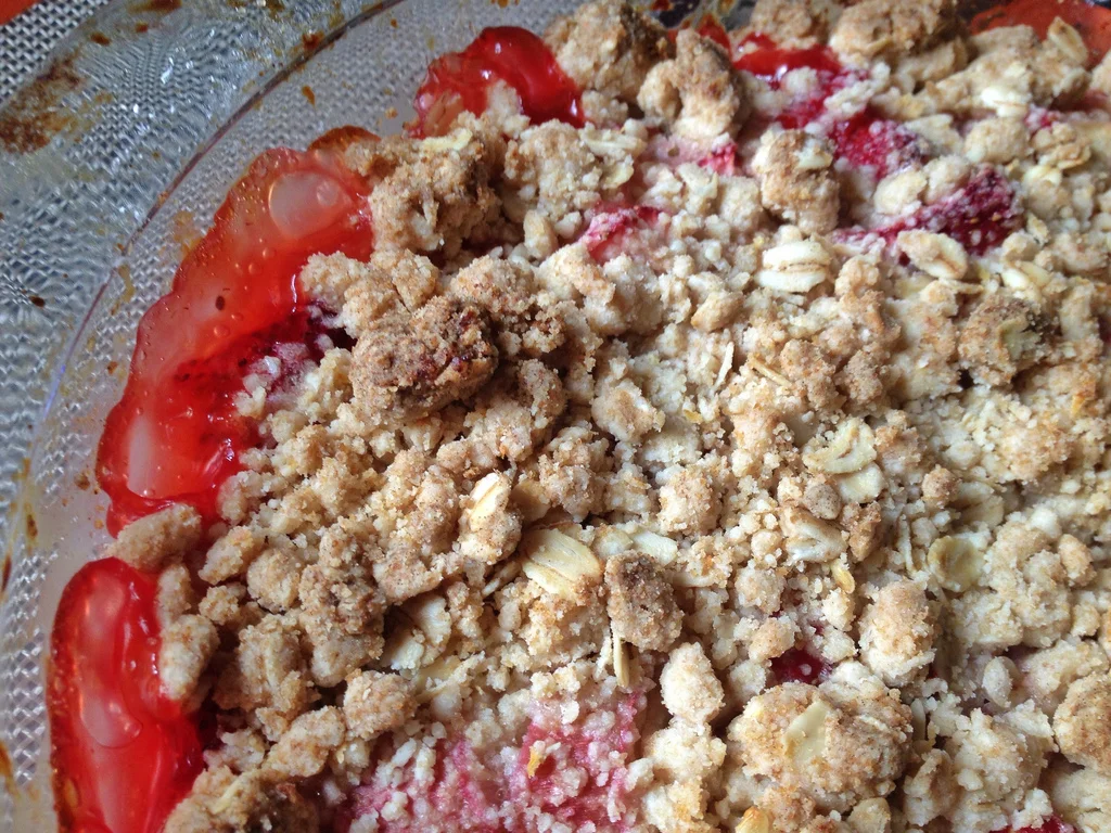 Rhubarb Strawberry Crumble