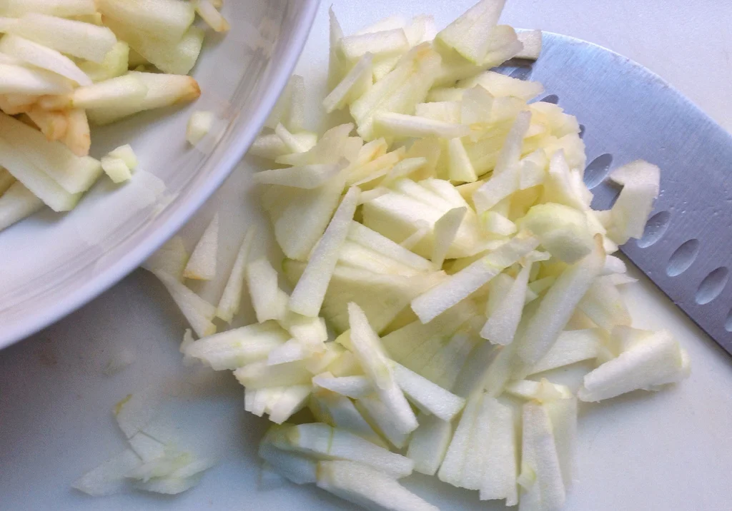 Coarsely chopped apples