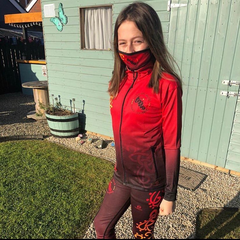 A winning look🏆 ❤️ 🖤 💛 
Our dancer Emma McCurry looking good in her @malleysport customised sports gear! 😍😍
Emma won a competition to have a personalised kit made in our school colours. It even includes a mask! How cool!! 😷💃🏻 #Repost @innova_