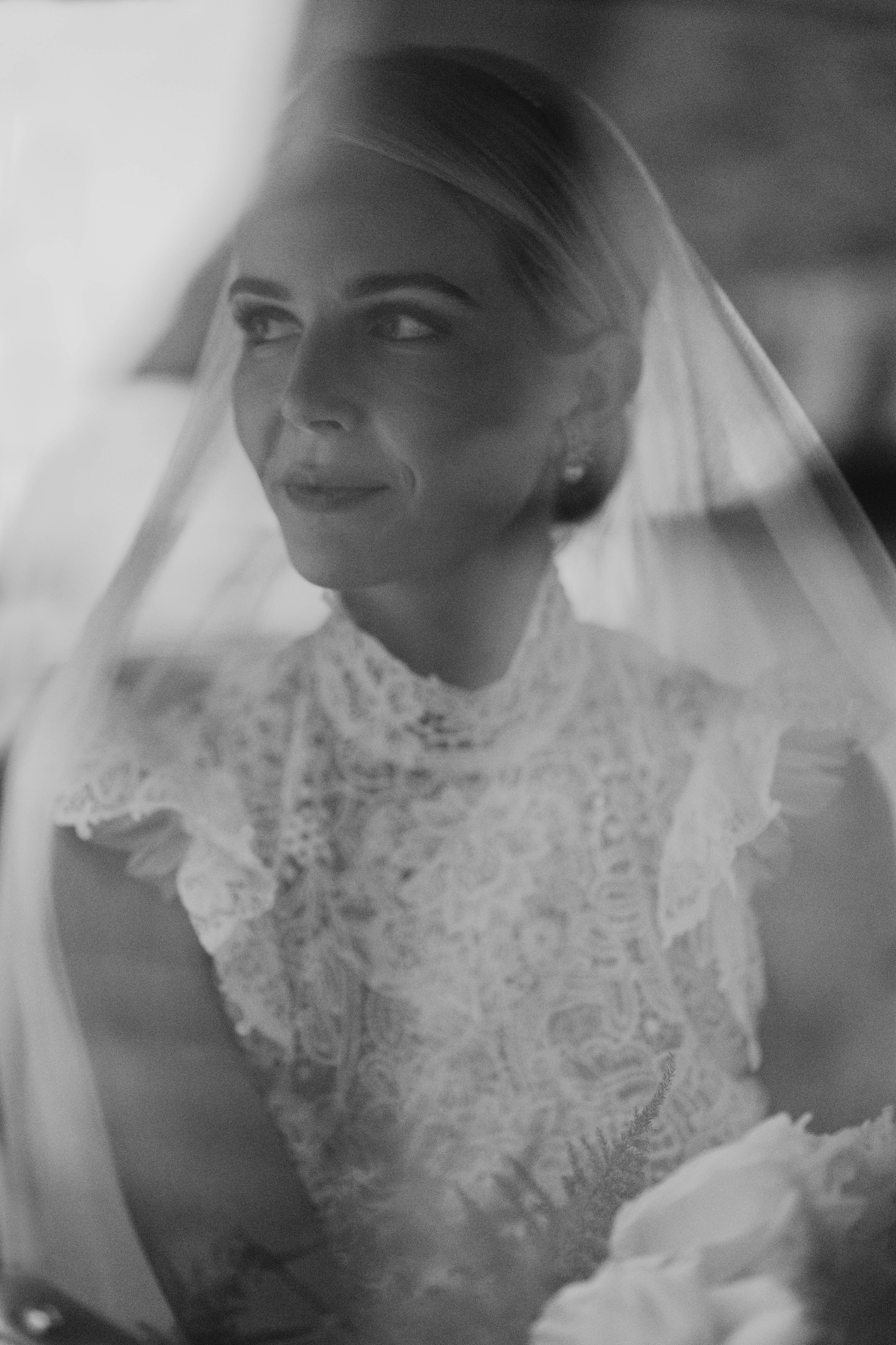 Bride in Blanco New York Veil