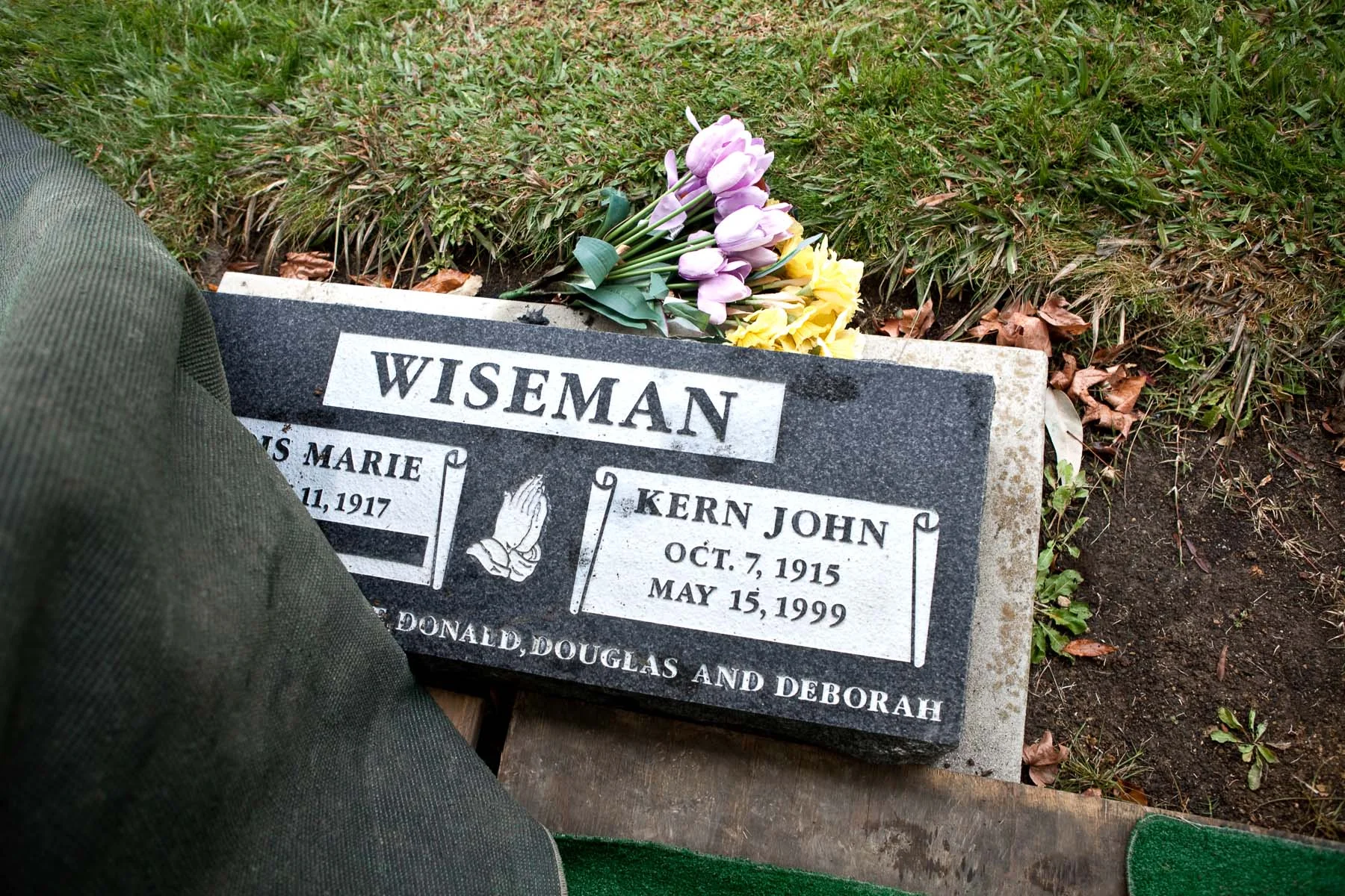 10_1127_GrandmaBurial_027_Edit_Squarespace.jpg