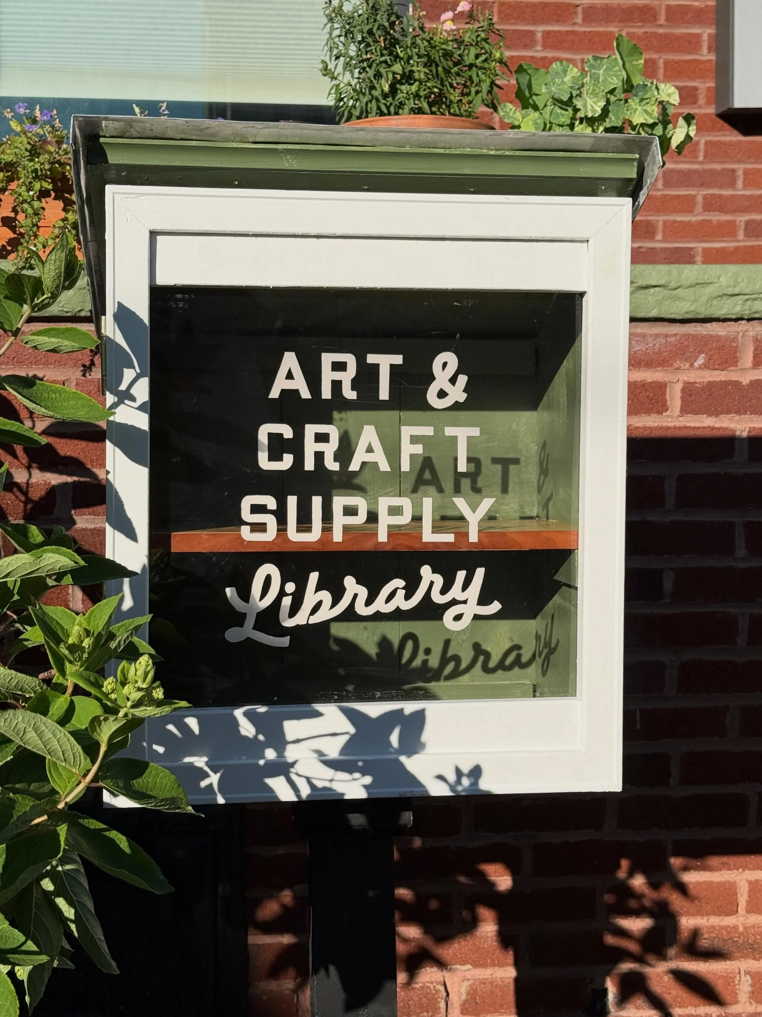 Made a little personal project for the neighborhood ✌🏼 I&rsquo;ll fill this soon and keep it stocked with extra supplies 
🖍️✏️🖊️📒📐🎨🔩🪚🗂️