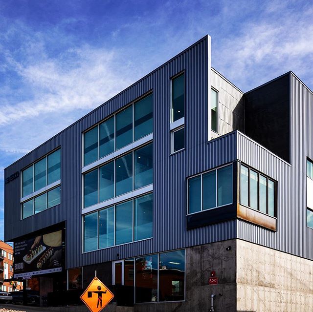 Home stretch for construction on this awesome LoHi project. Unexpected architectural design, and views for days. .
.
#davisurban  #architecture  #denver  #lohi #moderndesign #billboard 📸@jc_buck