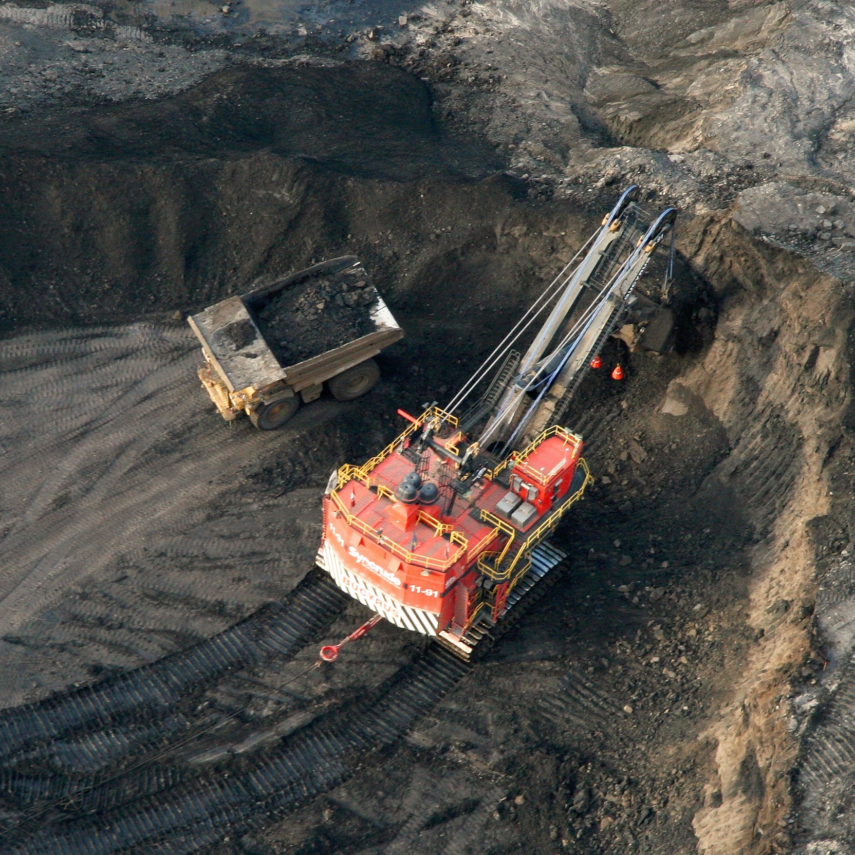 Открытая добыча каменного угля. Добыча полезных ископаемых. Добыча угля. Карьеры добыча угля. Добыча угля карьер.