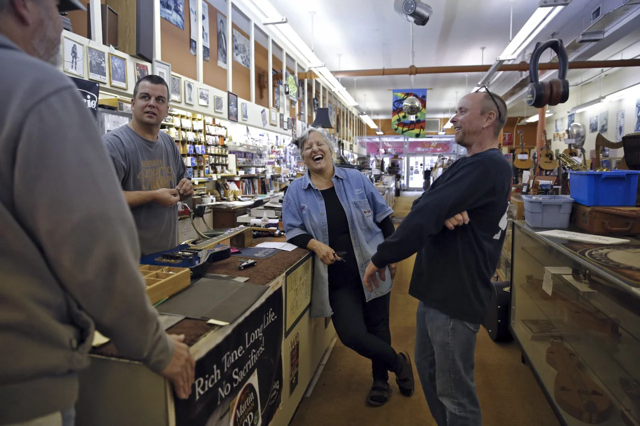 Cathy (center) laughs with (from left) her boyfriend, John Hamlett , coworker Erik Davig and musican Craig Langford. Craig is traveling to Nashville from Dallas and stopped in Richmond to visit with his old friend Cathy. 