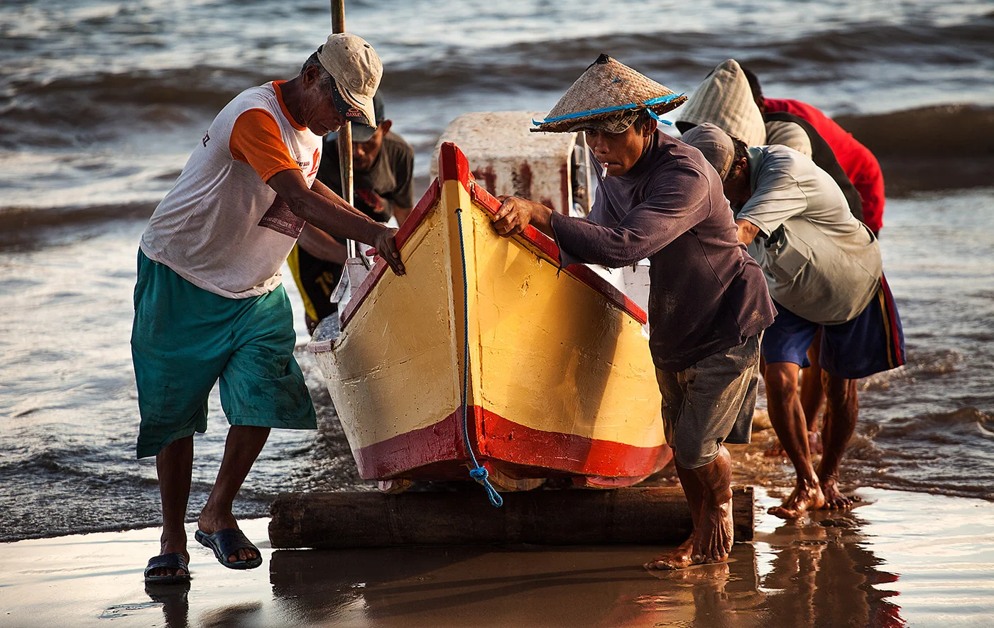 using a log to haul a boat onshore
