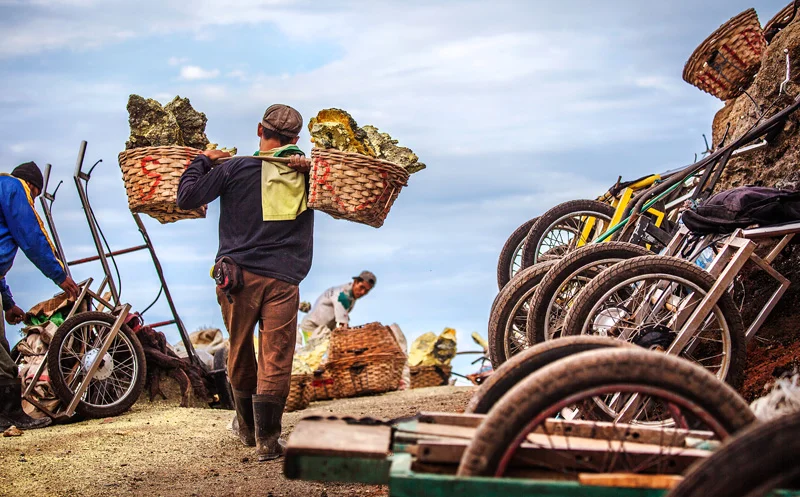 moving the sulphur to wheeled carts to get down the mountain