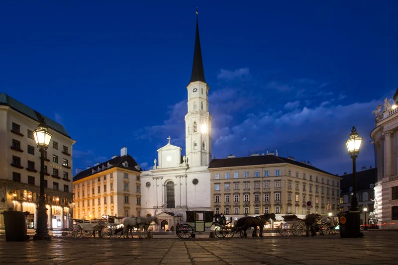 The square where all the horse carriages hang out
