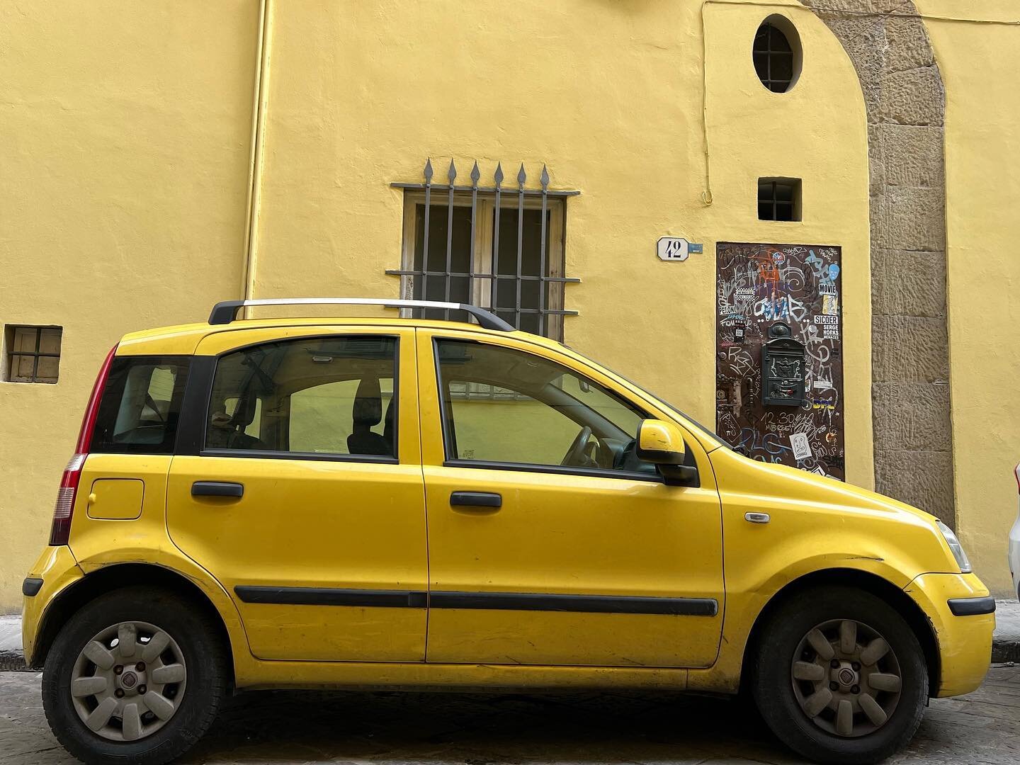 これぞデザインのチカラ

発売後20年近く経過しても街に馴染む。
それが近代だろうと中世の街だろうと。
ドロドロでもボロボロでも光ってる。

二代目フィアットパンダ、169型。

#italiancars #fiatpanda 
#italiandesign #productdesign #streetcar #italy #color #フィアット
#firenze