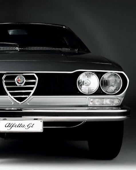 Alfa Romeo Alfetta GTV2.0
あり〼
ワンオーナー、ビニール付き(笑)

#alfaromeo #alfetta #70s #イタリア車#cardesign #giugiaro