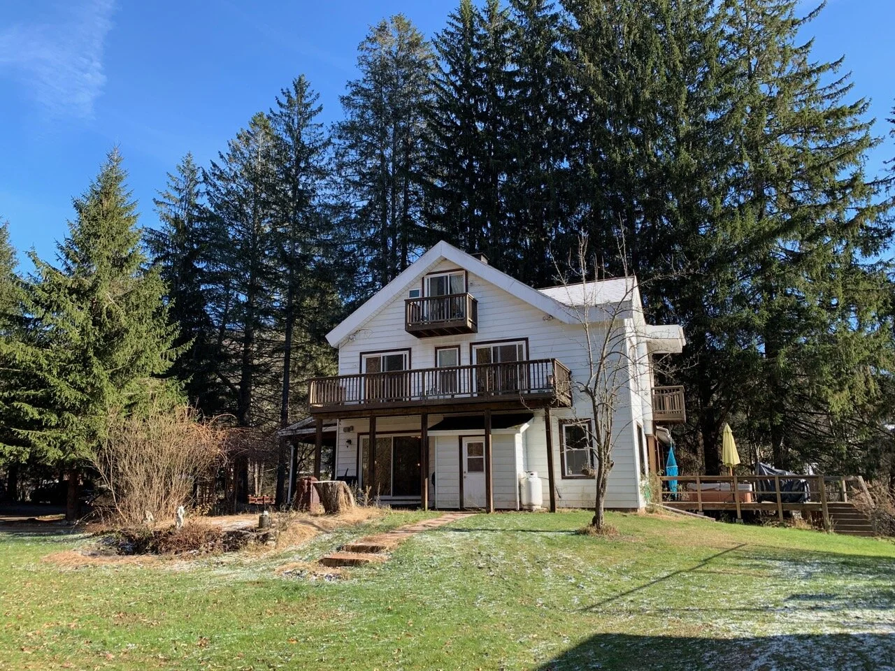 Riverfront house with guest house for sale in Parksville, NY — Country