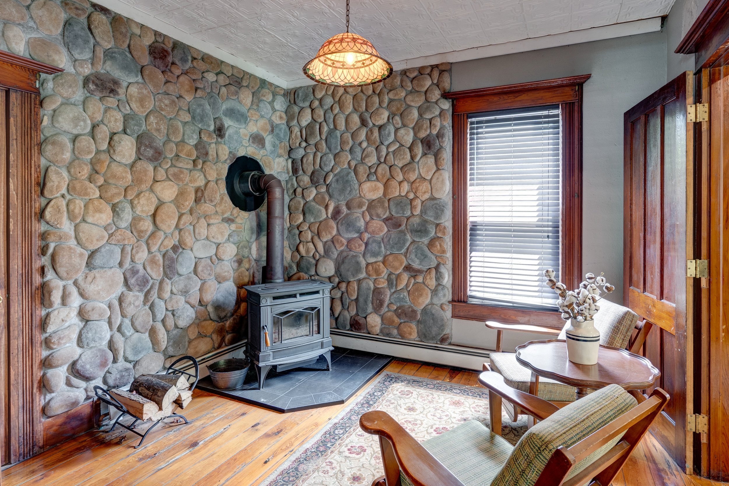 Roscoe house for sale wood stove